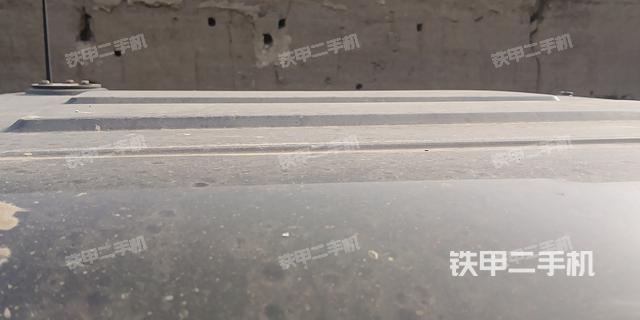 駕駛室頂部(整機(jī)外觀) 駕駛室頂部(整機(jī)外觀)