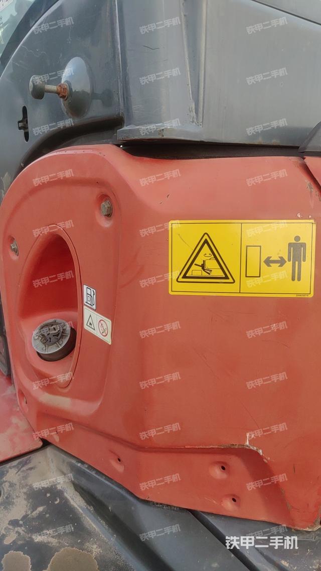 液壓泵艙室正面整體(整機(jī)外觀) 液壓泵艙室正面整體(整機(jī)外觀)