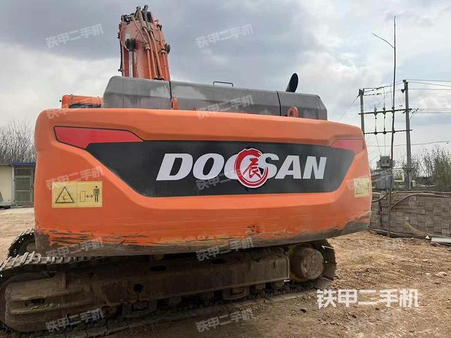 單側(cè)履帶整體(整機(jī)外觀) 單側(cè)履帶整體(整機(jī)外觀)