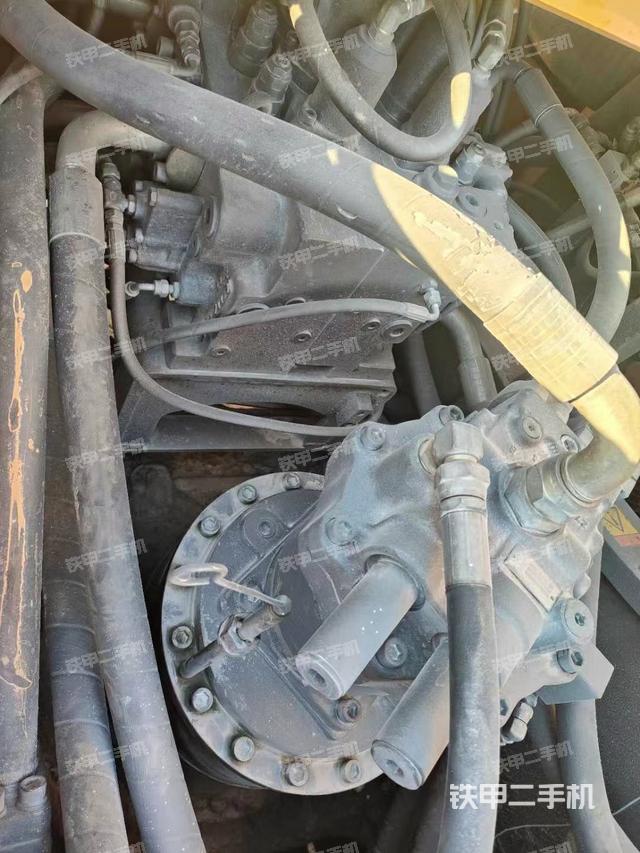 回转马达和主控阀（整机外观）