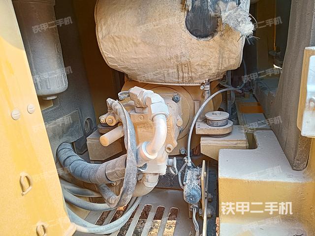 液压泵舱室正面整体（整机外观）