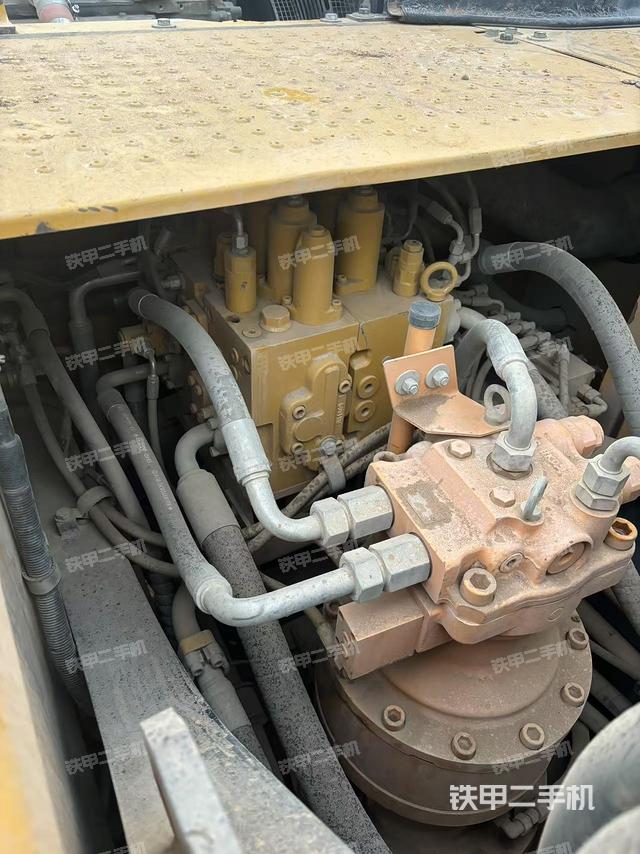 回轉(zhuǎn)馬達(dá)和主控閥（整機(jī)外觀）