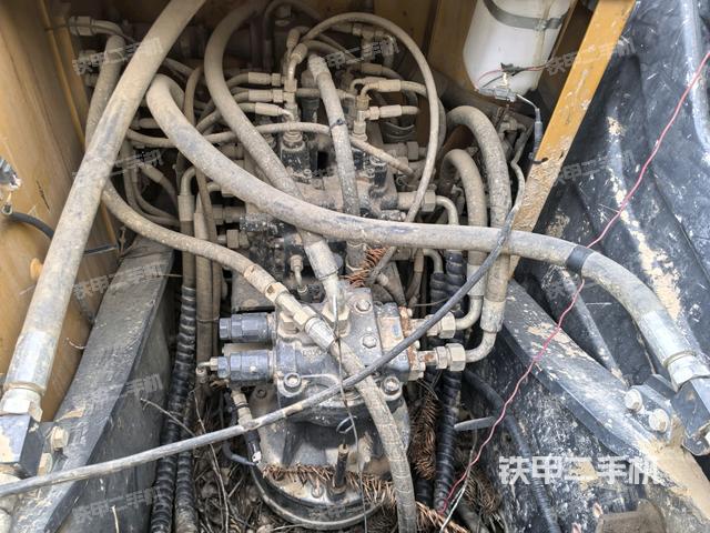 回轉(zhuǎn)馬達(dá)和主控閥（整機(jī)外觀）