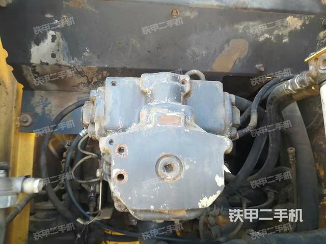 液壓泵艙室正面整體（整機外觀）