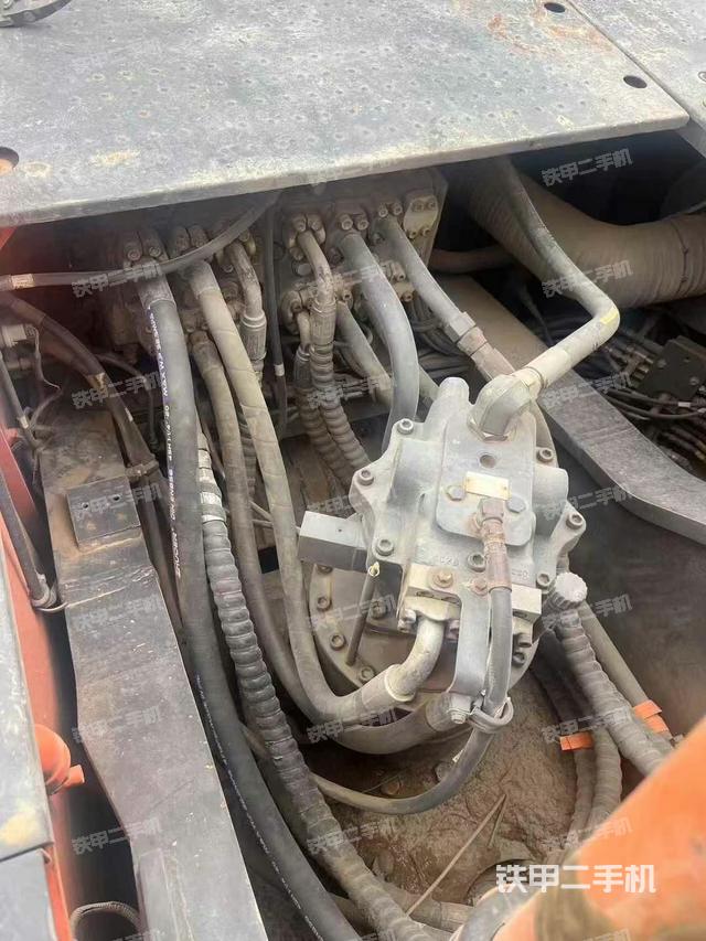 回轉(zhuǎn)馬達(dá)和主控閥(整機(jī)外觀) 回轉(zhuǎn)馬達(dá)和主控閥(整機(jī)外觀)