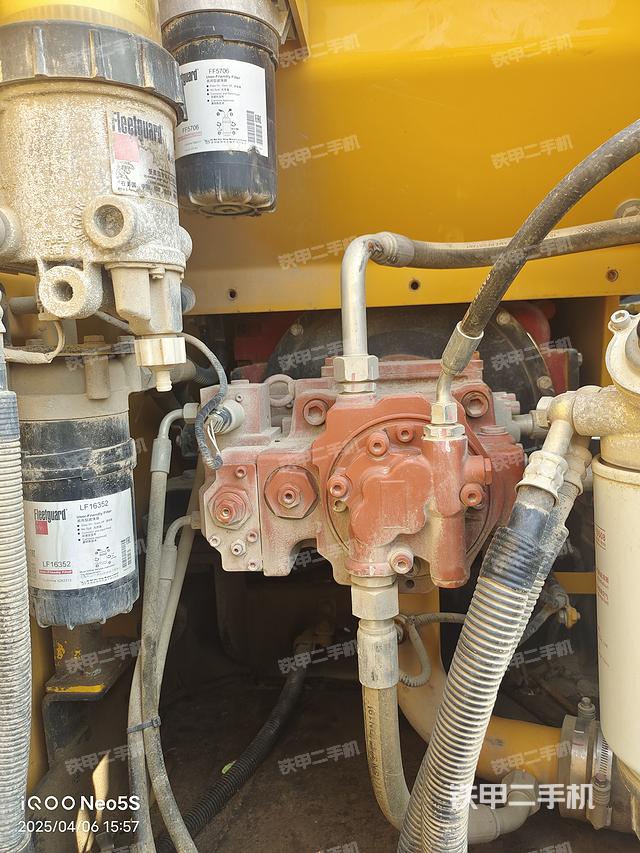 液压泵舱室正面整体（整机外观）