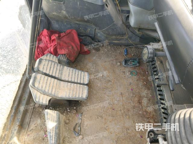 后窗玻璃角標(駕駛室部分) 后窗玻璃角標(駕駛室部分)