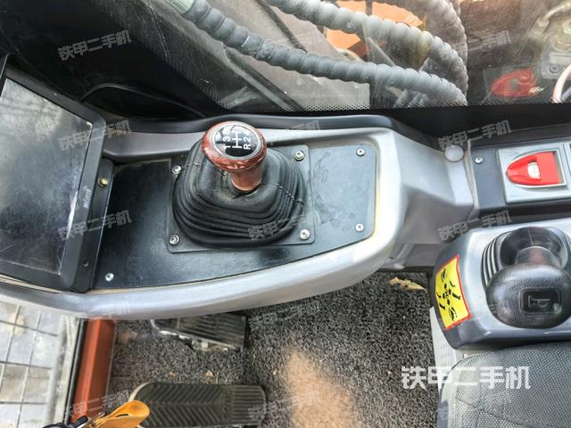 座椅右側(cè)控制臺(tái)/鑰匙門(mén)/油門(mén)/含右手柄（駕駛室部分）