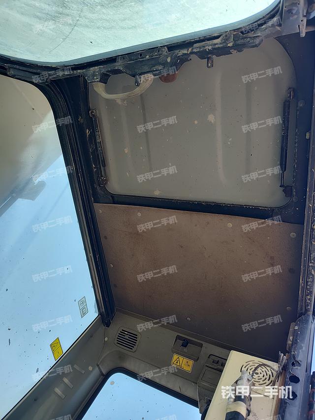 駕駛室頂部(整機(jī)外觀) 駕駛室頂部(整機(jī)外觀)