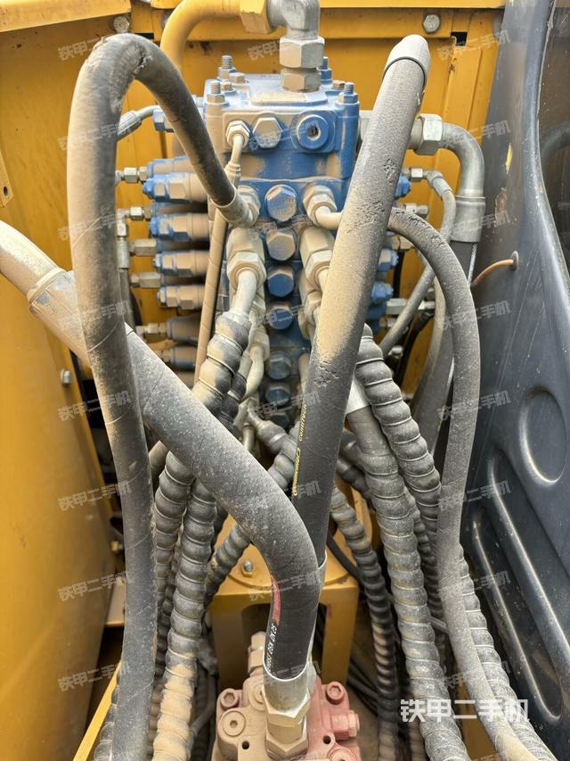 回轉馬達和主控閥(整機外觀) 回轉馬達和主控閥(整機外觀)