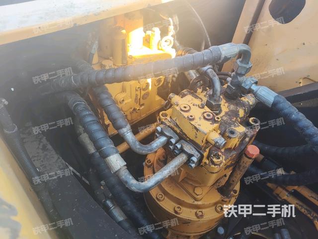 回轉馬達和主控閥(整機外觀) 回轉馬達和主控閥(整機外觀)