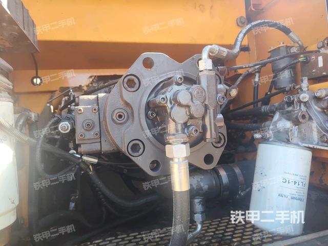 液壓泵艙室正面整體(整機外觀) 液壓泵艙室正面整體(整機外觀)