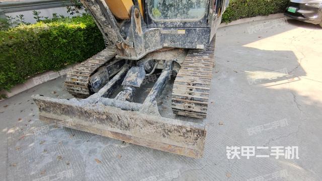轉(zhuǎn)盤和下車架正前(工作和回轉(zhuǎn)裝置) 轉(zhuǎn)盤和下車架正前(工作和回轉(zhuǎn)裝置)