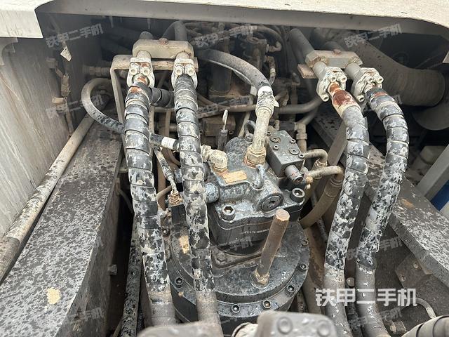 回轉(zhuǎn)馬達(dá)和主控閥（整機(jī)外觀）