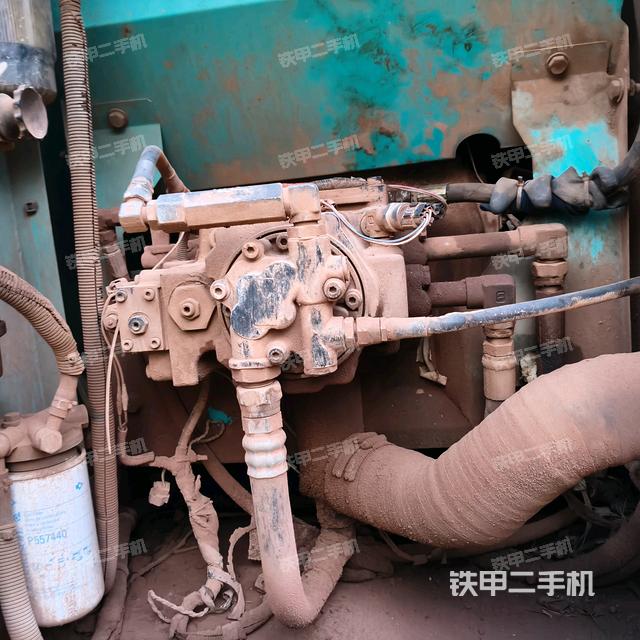 液壓泵艙室正面整體(整機(jī)外觀) 液壓泵艙室正面整體(整機(jī)外觀)