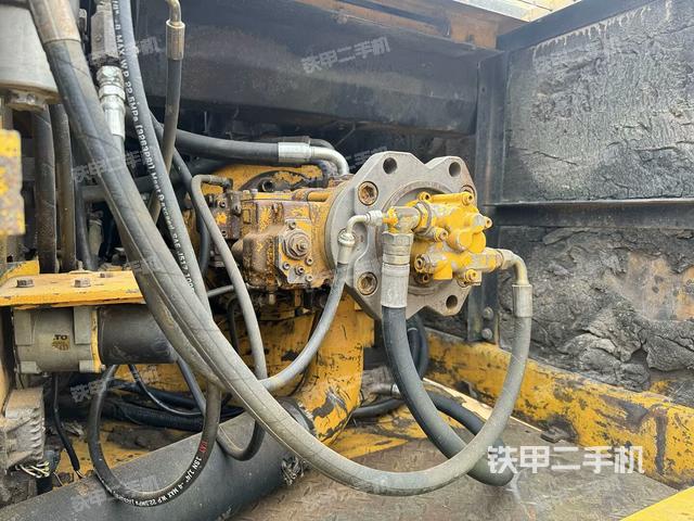 液压泵舱室正面整体（整机外观）