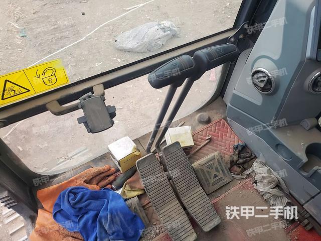 行走控制手柄和踏板?俯拍(駕駛室部分) 行走控制手柄和踏板?俯拍(駕駛室部分)