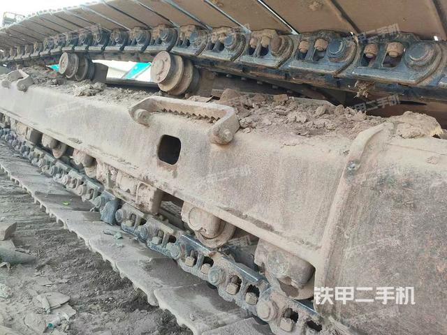 單側(cè)履帶整體(整機(jī)外觀) 單側(cè)履帶整體(整機(jī)外觀)
