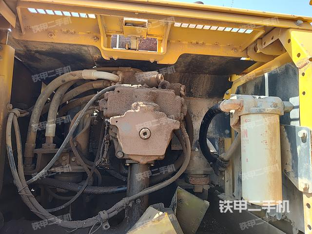 液压泵舱室正面整体（整机外观）