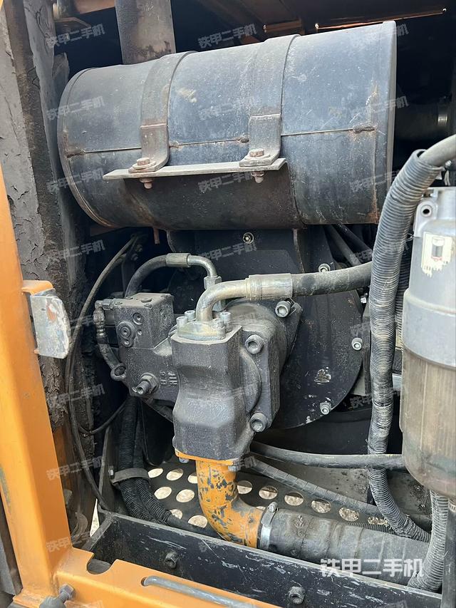 液壓泵艙室正面整體(整機(jī)外觀) 液壓泵艙室正面整體(整機(jī)外觀)