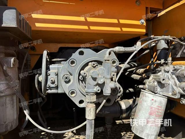 液壓泵艙室正面整體(整機(jī)外觀) 液壓泵艙室正面整體(整機(jī)外觀)