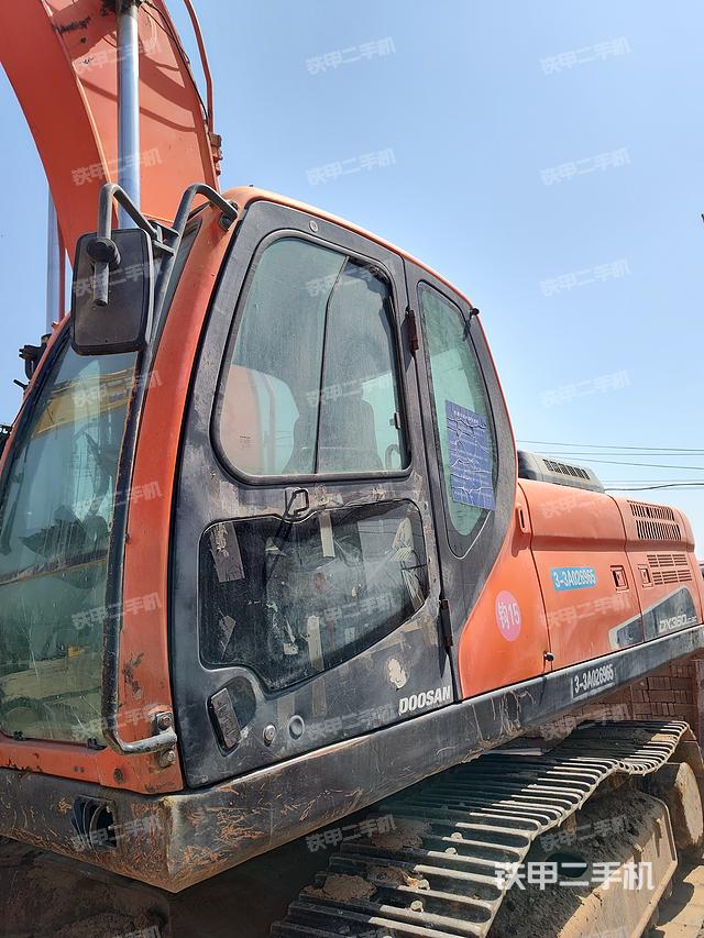 駕駛室整體(整機(jī)外觀) 駕駛室整體(整機(jī)外觀)