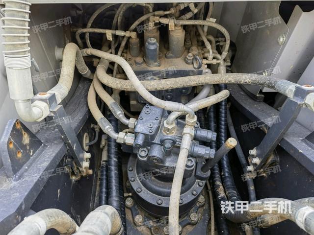 回轉(zhuǎn)馬達(dá)和主控閥(整機(jī)外觀) 回轉(zhuǎn)馬達(dá)和主控閥(整機(jī)外觀)