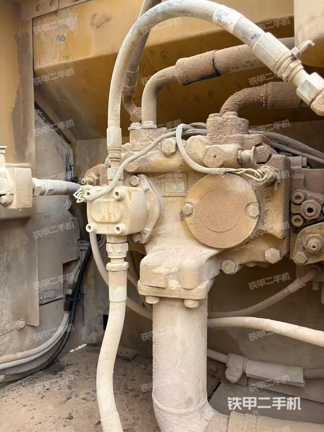 液壓泵艙室正面整體(整機(jī)外觀) 液壓泵艙室正面整體(整機(jī)外觀)