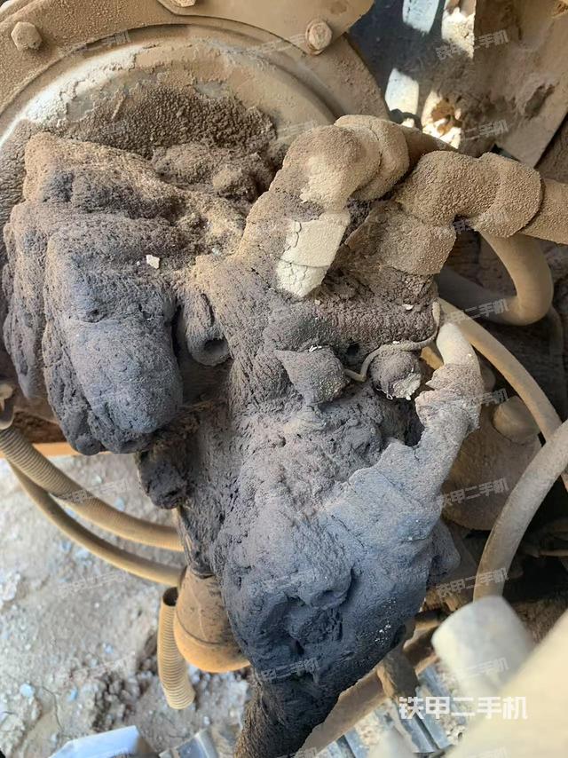 液壓泵艙室正面整體(整機外觀) 液壓泵艙室正面整體(整機外觀)