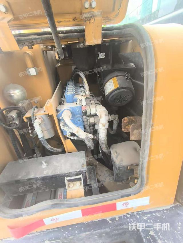 回轉馬達和主控閥（整機外觀）