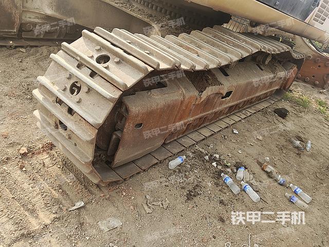 單側(cè)履帶整體(整機(jī)外觀) 單側(cè)履帶整體(整機(jī)外觀)