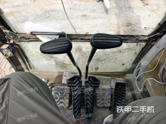 行走控制手柄和踏板?俯拍（駕駛室部分）