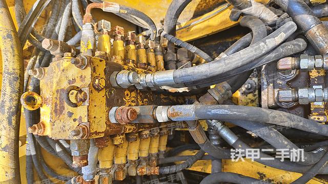 回转马达和主控阀（整机外观）