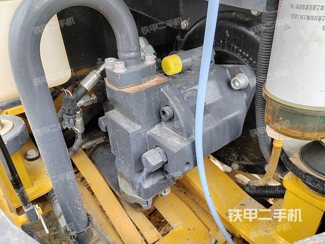 液压泵舱室正面整体（整机外观）