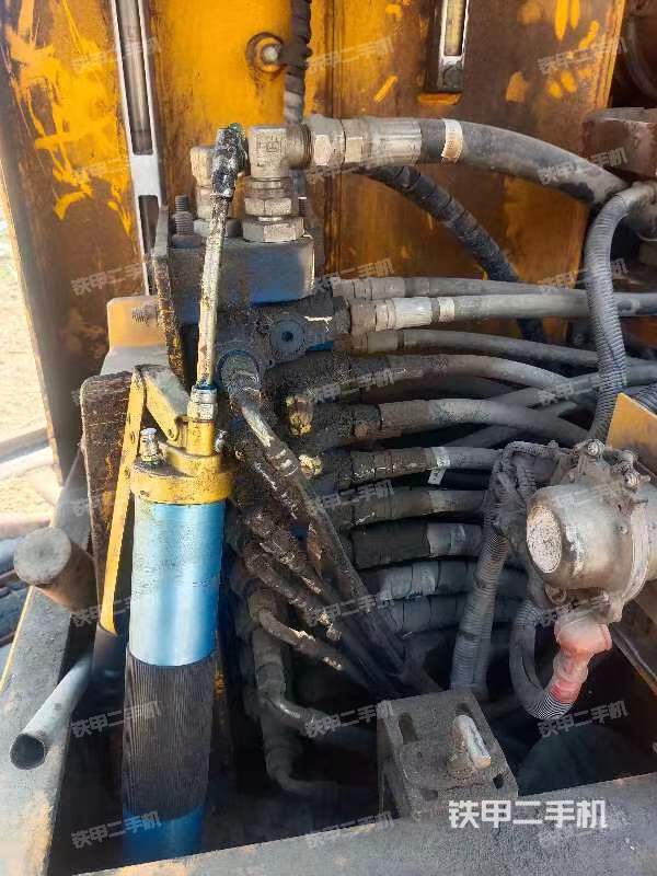 回转马达和主控阀（整机外观）