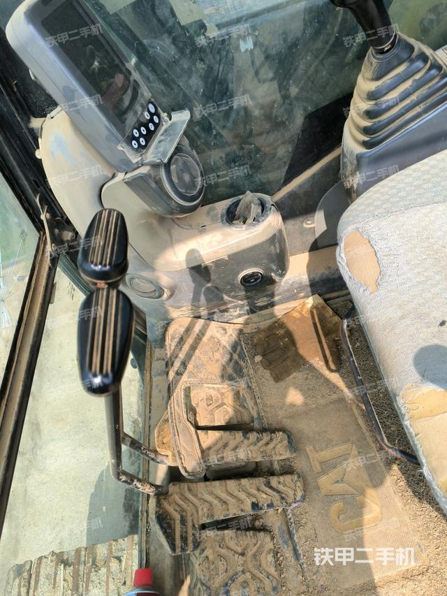 行走控制手柄和踏板?俯拍（駕駛室部分）