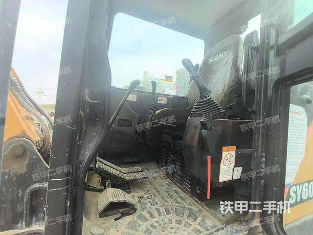 駕駛室頂部（整機外觀）