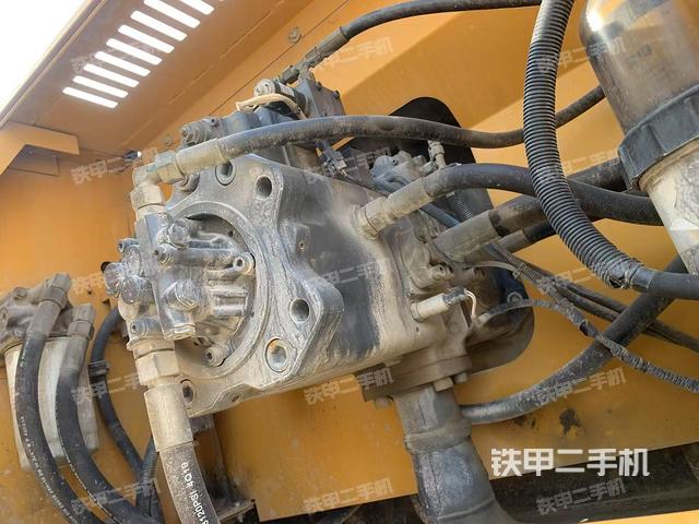 液壓泵艙室正面整體(整機外觀) 液壓泵艙室正面整體(整機外觀)