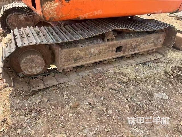 單側(cè)履帶整體(整機(jī)外觀) 單側(cè)履帶整體(整機(jī)外觀)