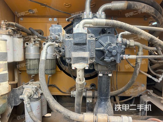 液压泵舱室正面整体（整机外观）