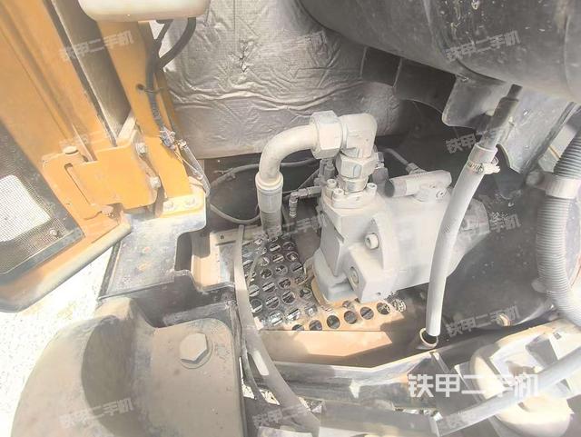 液壓泵艙室正面整體（整機外觀）