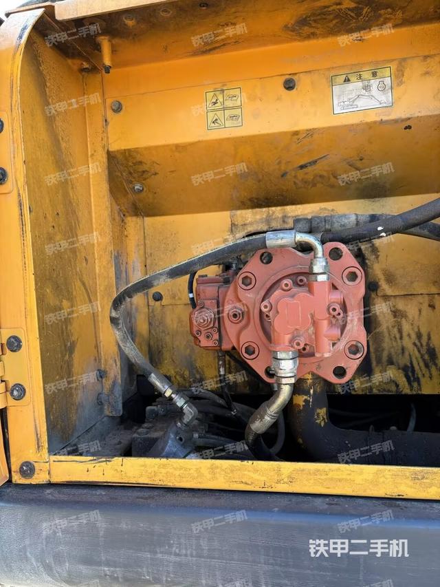 液壓泵艙室正面整體(整機外觀) 液壓泵艙室正面整體(整機外觀)