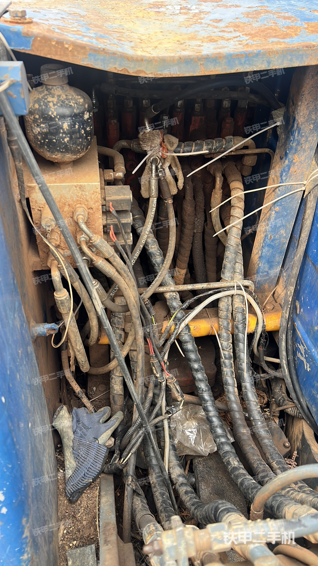 回轉馬達和主控閥（整機外觀）