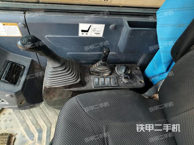 座椅右側(cè)控制臺/鑰匙門/油門/含右手柄(駕駛室部分) 座椅右側(cè)控制臺/鑰匙門/油門/含右手柄(駕駛室部分)