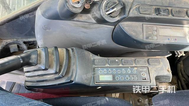 座椅右側(cè)控制臺(tái)/鑰匙門/油門/含右手柄（駕駛室部分）