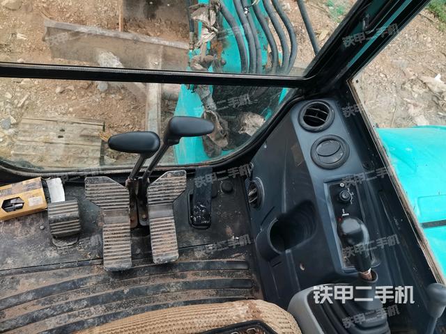 行走控制手柄和踏板?俯拍(駕駛室部分) 行走控制手柄和踏板?俯拍(駕駛室部分)