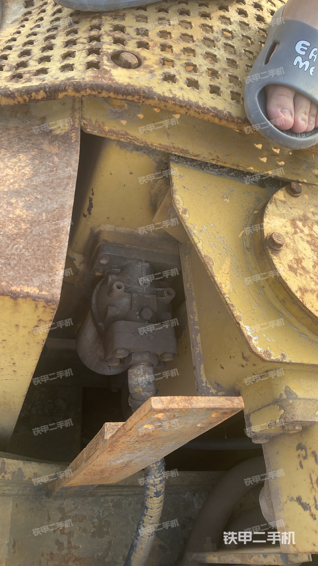 液压泵舱室正面整体（整机外观）