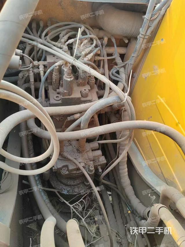 回轉(zhuǎn)馬達(dá)和主控閥(整機(jī)外觀) 回轉(zhuǎn)馬達(dá)和主控閥(整機(jī)外觀)