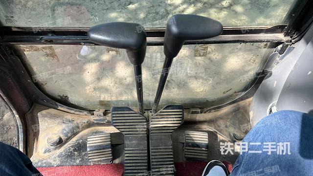 行走控制手柄和踏板?俯拍（駕駛室部分）