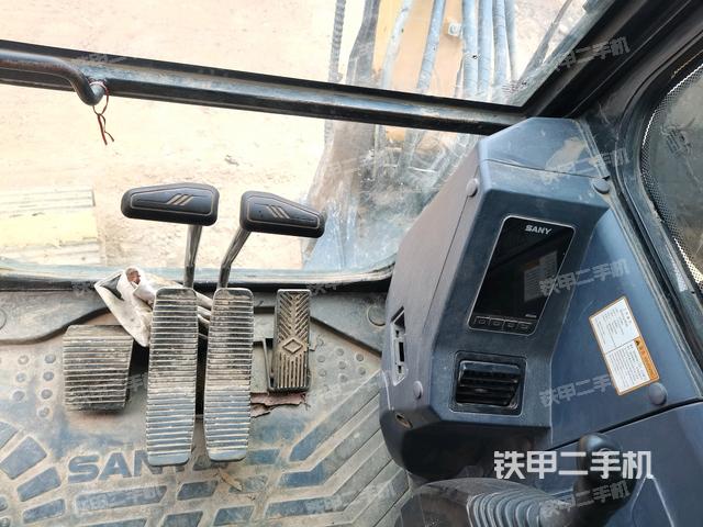 行走控制手柄和踏板?俯拍(駕駛室部分) 行走控制手柄和踏板?俯拍(駕駛室部分)